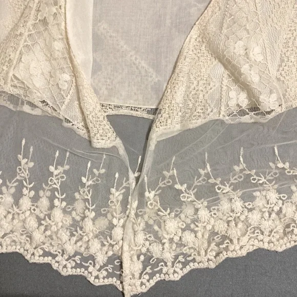 Band of Gypsies Boho Sheer
Lightweight lace lined Vest Size M cream/ivory color - Picture 10 of 11